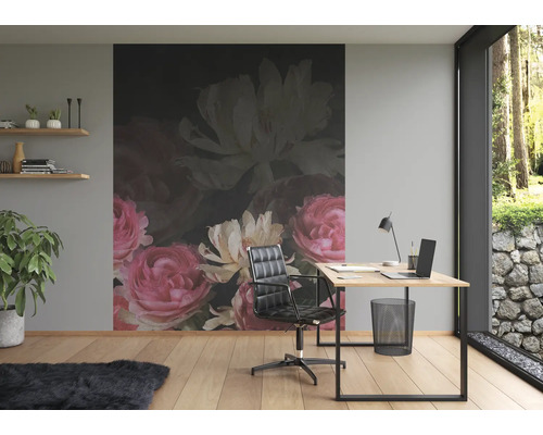 Un bureau avec un papier peint photo, un bureau et une chaise de bureau crée une atmosphère de travail lumineuse et organisée.