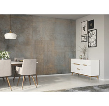 Salle à manger avec table, chaises, buffet et carreaux muraux aspect béton