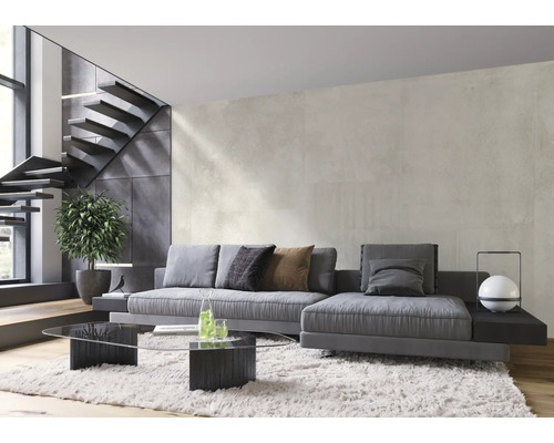 Modernes Wohnzimmer mit grauer Couch, Glastisch und Treppe