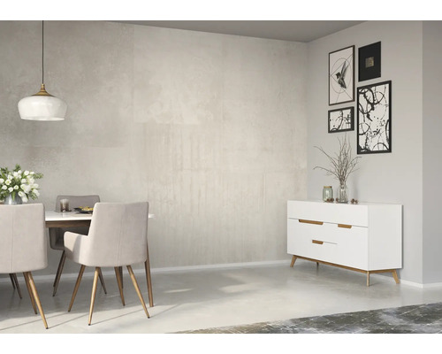 Helles Esszimmer mit Esstisch, Stühlen und Kommode