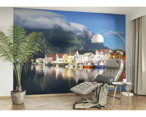 Papier peint avec paysage côtier, maisons et montagnes en arrière-plan