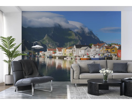 Papier peint avec vue sur une ville côtière, des montagnes et des nuages dans un salon