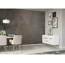 Salle à manger moderne avec table, chaises, commode et carreaux muraux aspect pierre.