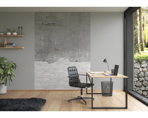 Modernes Arbeitszimmer mit Schreibtisch, Bürostuhl und dekorativer Wandgestaltung.
