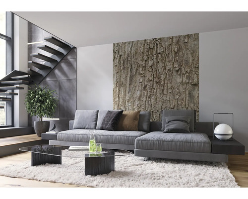 Salon moderne avec canapé gris, papier peint tronc d''arbre et escalier