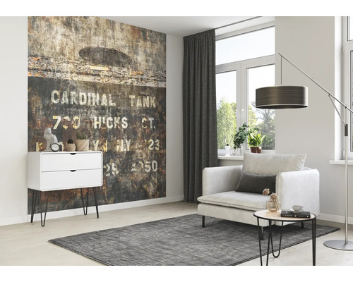 Wohnzimmer mit gemusterter Tapete, Sessel, Stehlampe und Kommode