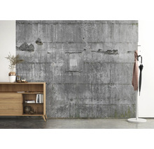 Innenraum mit Holzkommode, Kleiderständer, Regenschirm und Betonwand