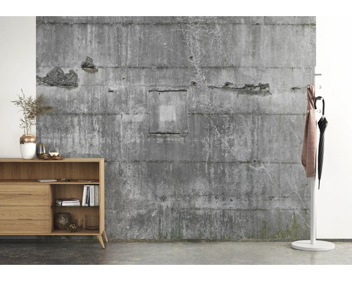 Intérieur avec commode en bois, portemanteau, parapluie et mur en béton