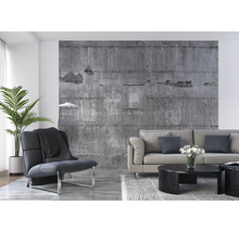 Wohnzimmer mit Betonwandtapete, Sessel, Sofa und Couchtisch