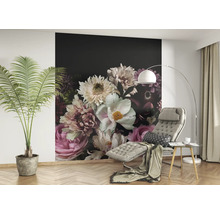 Salon avec papier peint photo à motifs floraux, chaise longue et plante d''intérieur
