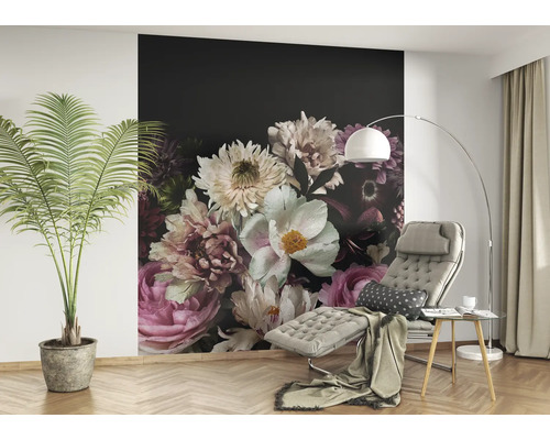 Wohnraum mit Fototapete mit Blumenmuster, Liege und Zimmerpflanze