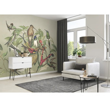 Salon lumineux avec papier peint à oiseaux, fauteuil, commode et tapis