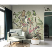 Espace de vie avec fauteuil, table d''appoint et papier peint photo avec motifs d''oiseaux