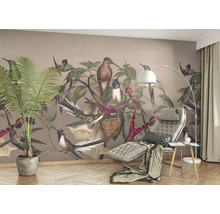 Wohnraum mit Wandtapete mit Vogelmotiv, Sessel und Zimmerpflanze