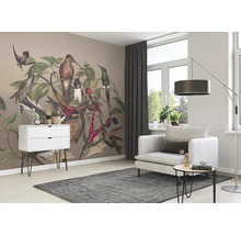 Wohnzimmer mit Vogel-Tapete, Sessel, Teppich und Kommode für eine helle und freundliche Atmosphäre