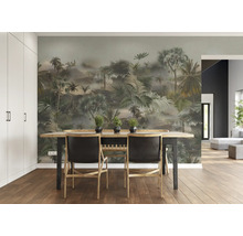 Salle à manger avec papier peint photo motif jungle, table à manger et chaises.