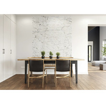 Esszimmer mit Holztisch, Stühlen und Wandtapete in Marmoroptik.