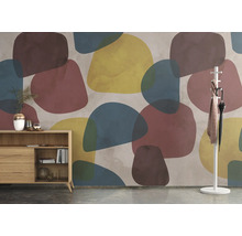 Scène avec commode, portemanteau et papier peint à motif abstrait dans un espace de vie.