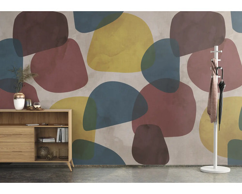 Scène avec commode, portemanteau et papier peint à motif abstrait dans un espace de vie.