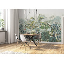 Esszimmer mit einem runden Tisch, Stühlen und einer Fototapete mit Dschungelmotiv.