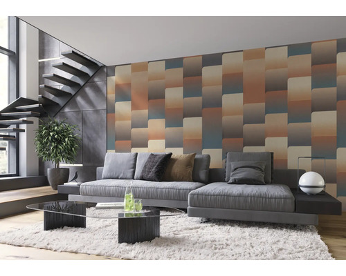 Salon moderne avec canapé gris, escalier et papier peint à motifs
