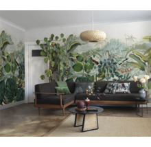 Wohnzimmer mit Dschungeltapete, Sofa, Couchtisch und Hängelampe für ein helles und organisiertes Ambiente