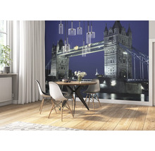 Esszimmer mit Tisch, Stühlen und Fototapete mit dem Motiv der Tower Bridge