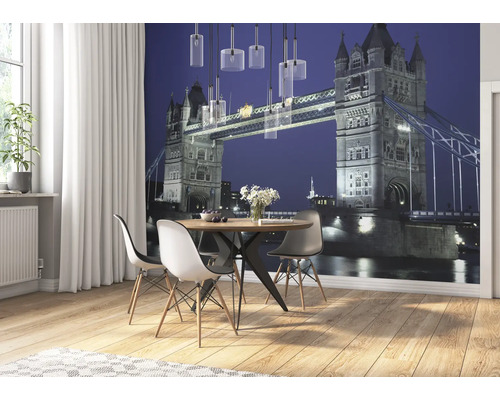 Esszimmer mit Tisch, Stühlen und Fototapete mit dem Motiv der Tower Bridge