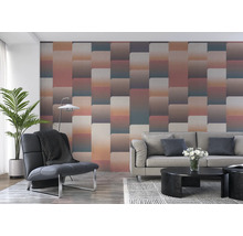 Salon avec papier peint à motifs multicolores en bandes verticales