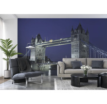 Wohnzimmer mit Fototapete der Tower Bridge bei Nacht