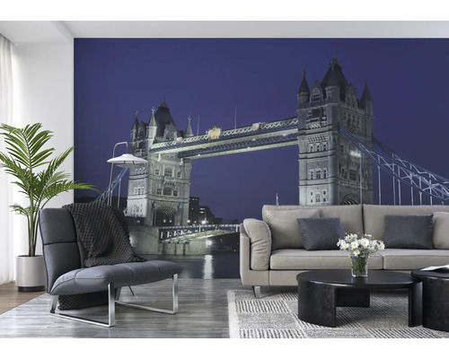Wohnzimmer mit Fototapete der Tower Bridge bei Nacht