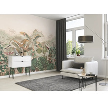 Salon avec papier peint jungle, fauteuil, commode et tapis