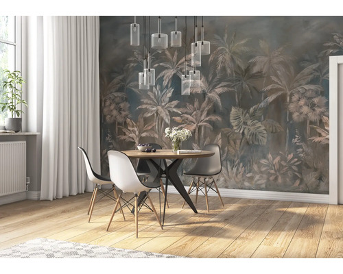 Salle à manger avec table à manger, chaises, papier peint à motif de palmiers et suspensions
