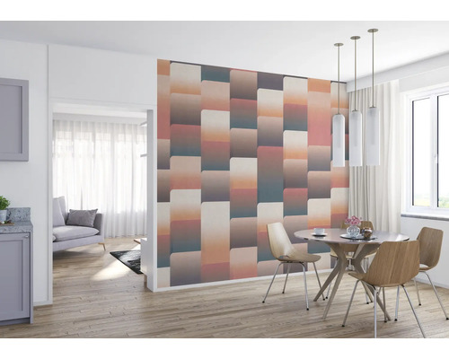 Esszimmer mit gemusterter Tapete, Esstisch und Stühlen in hellem, freundlichem Ambiente