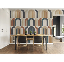 Esszimmer mit geometrischer Mustertapete, Holztisch und Stühlen.