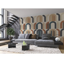Wohnzimmer mit Tapete mit geometrischem Muster, grauer Couch und Treppe