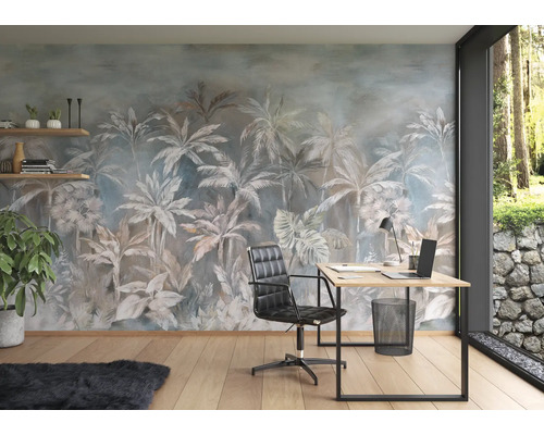 Büro mit Fototapete mit Palmenmuster, Schreibtisch und Bürostuhl.
