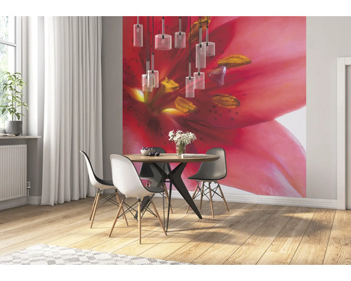 Esszimmer mit Esstisch, Stühlen und Fototapete mit Blumenmotiv