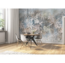 Esszimmer mit Holztisch, Stühlen und Tapete mit tropischem Pflanzenmotiv.