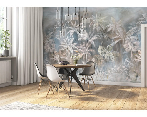 Esszimmer mit Holztisch, Stühlen und Tapete mit tropischem Pflanzenmotiv.