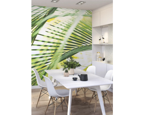 Salle à manger lumineuse avec table, chaises et papier peint photo avec motif végétal