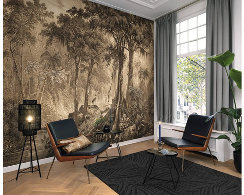 Salon avec papier peint à motifs, fauteuils, tapis et lampadaire