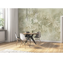Heller Essbereich mit Holztisch, Stühlen, Pendelleuchten und Fototapete mit Pflanzenmotiven