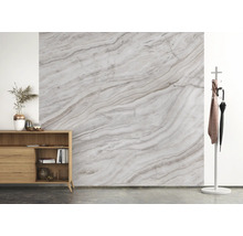 Photo d''intérieur avec une commode, un porte-manteau et un papier peint à motif marbré.