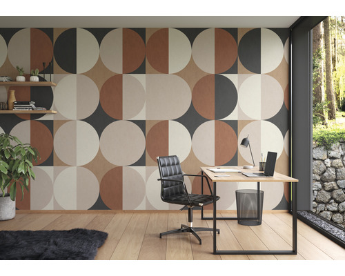 Bureau avec papier peint à motifs, bureau et chaise de bureau