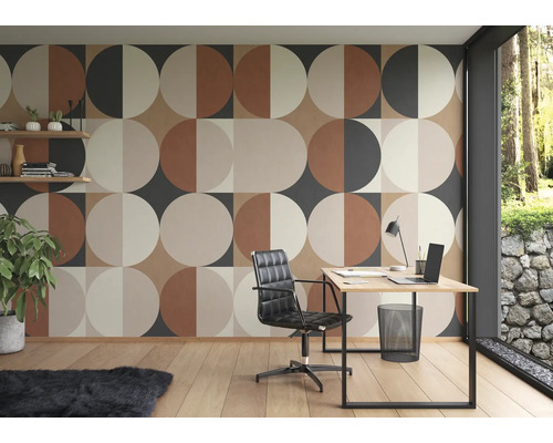 Bureau lumineux avec papier peint à motifs, bureau et chaise de bureau
