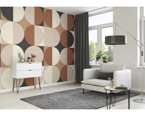 Salon avec papier peint à motifs, fauteuil, lampadaire et commode