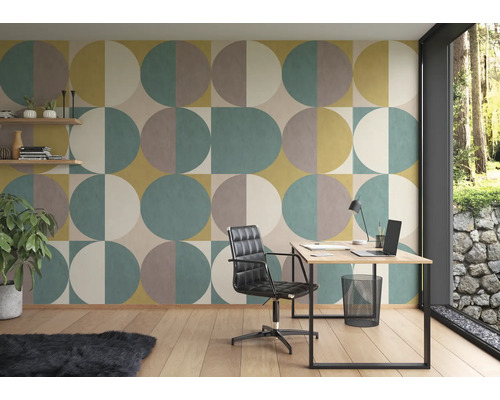 Un bureau avec un papier peint mural à motifs géométriques circulaires, un bureau et une chaise de bureau.