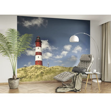 Papier peint photo avec motif de phare dans un salon avec fauteuil et plante d''intérieur