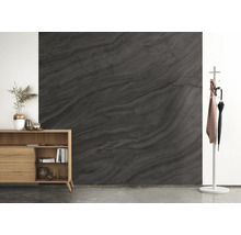 Salon avec commode en bois, porte-manteau et panneau mural aspect pierre